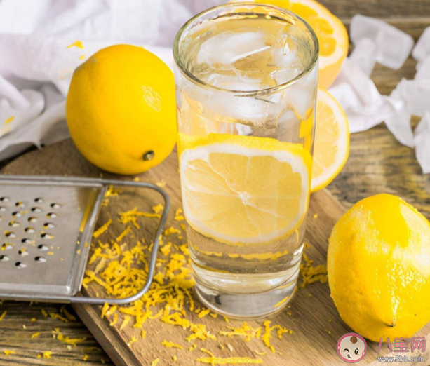 檸檬水是用熱水泡還是溫水泡 檸檬熱水泡維生素C會(huì)損失嗎 檸檬水是用熱水泡還是溫水泡 檸檬熱水泡維生素C會(huì)損失嗎