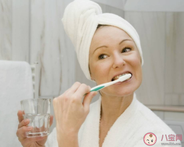 早晨不刷牙就吃東西等于吃細菌嗎 一天不刷牙口腔內(nèi)會滋生多少細菌