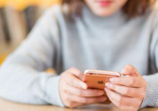 仰頭玩手機可以預防頸椎病嗎 玩手機如何預防頸椎病