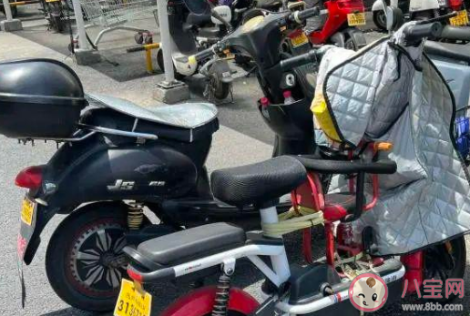 電瓶車前部踏板區裝兒童座椅安全嗎 孩子坐電動車后座要注意什么