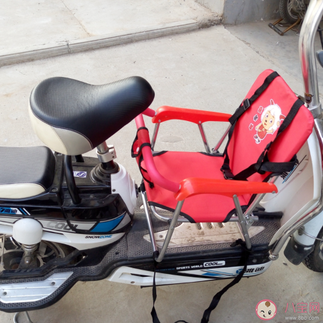 電瓶車前部踏板區裝兒童座椅安全嗎 孩子坐電動車后座要注意什么