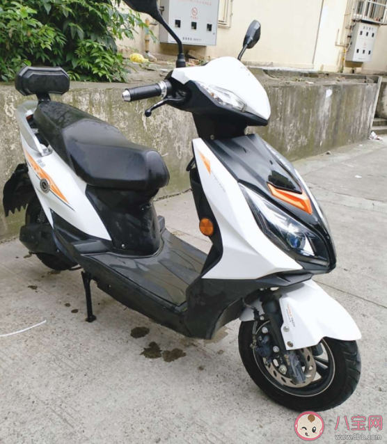 電瓶車前部踏板區裝兒童座椅安全嗎 孩子坐電動車后座要注意什么