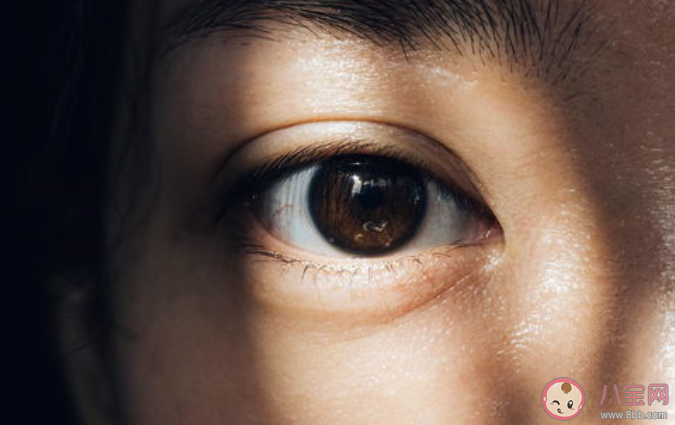 為什么揉眼睛時會看到奇奇怪怪的圖案 覺得眼睛不舒服好想揉眼怎么辦 為什么揉眼睛時會看到奇奇怪怪的圖案 覺得眼睛不舒服好想揉眼怎么辦