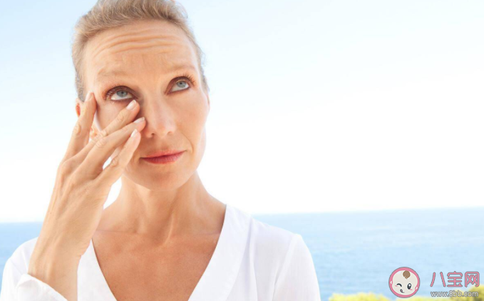 為什么揉眼睛時會看到奇奇怪怪的圖案 覺得眼睛不舒服好想揉眼怎么辦 為什么揉眼睛時會看到奇奇怪怪的圖案 覺得眼睛不舒服好想揉眼怎么辦