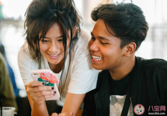 伴侶過分黏人是什么感覺 親密關系如何保持良好的邊界感