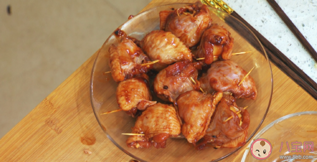 做雞翅先腌制還是先焯水 該如何正確的腌制雞翅