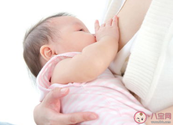 邊喂奶邊玩手機(jī)好嗎 邊喂奶邊玩手機(jī)對(duì)寶寶有什么影響