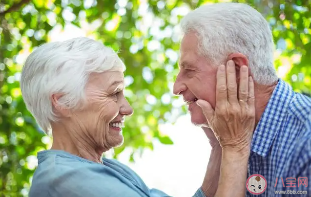 女性壽命比男性平均長多少 為什么女性更長壽 女性壽命比男性平均長多少 為什么女性更長壽