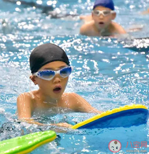 孩子學游泳真的越早越好嗎 孩子幾歲開始學游泳最好 孩子學游泳真的越早越好嗎 孩子幾歲開始學游泳最好