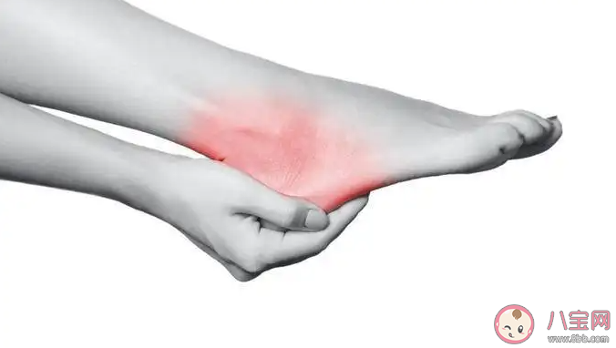 不小心崴到腳該冰敷還是熱敷 崴腳以后如何處理好得快 不小心崴到腳該冰敷還是熱敷 崴腳以后如何處理好得快