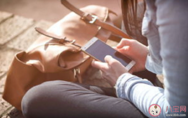 你會(huì)偷看伴侶的手機(jī)嗎 偷看伴侶手機(jī)是怎樣的行為