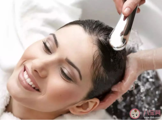 洗頭越勤油得越快嗎 洗頭時怎么減少掉發(fā) 洗頭越勤油得越快嗎 洗頭時怎么減少掉發(fā)