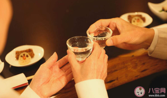 睡前喝酒有助于健康嗎 能用酒精幫助入睡嗎