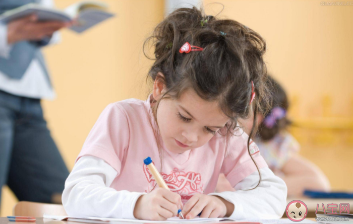 孩子寫作業(yè)必須要陪嗎 幫助孩子獨(dú)立寫作業(yè)的方法