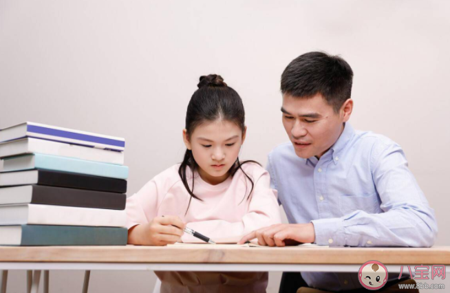 孩子寫作業(yè)必須要陪嗎 幫助孩子獨(dú)立寫作業(yè)的方法