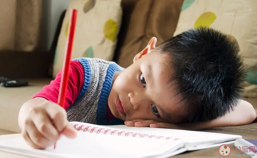 孩子寫作業(yè)家長(zhǎng)必須要陪嗎 要不要陪孩子寫作業(yè)