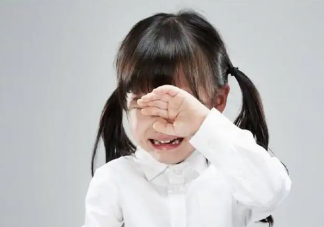 孩子公共場合哭鬧如何應(yīng)對 公共場合孩子哭鬧不止怎么辦