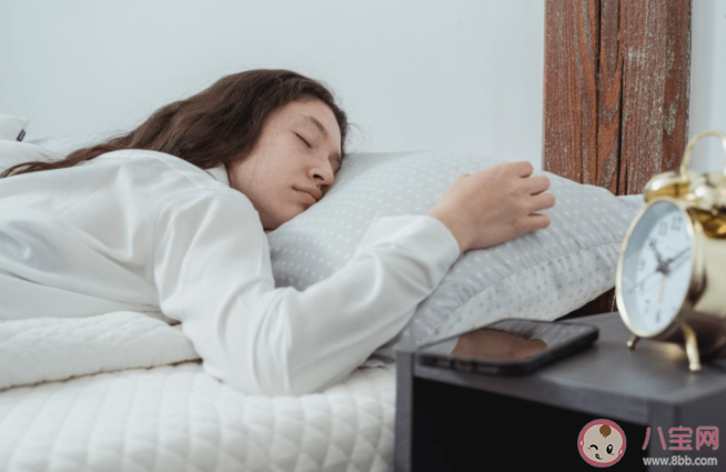 側(cè)臥睡覺真的會加快面部的衰老嗎 睡姿不當會導致大小臉嗎 側(cè)臥睡覺真的會加快面部的衰老嗎 睡姿不當會導致大小臉嗎