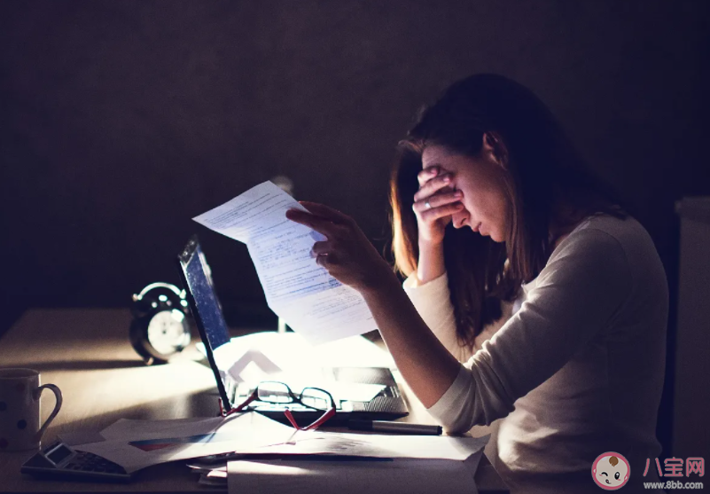 睡前玩手機為什么會影響睡眠 哪些事不能睡前做