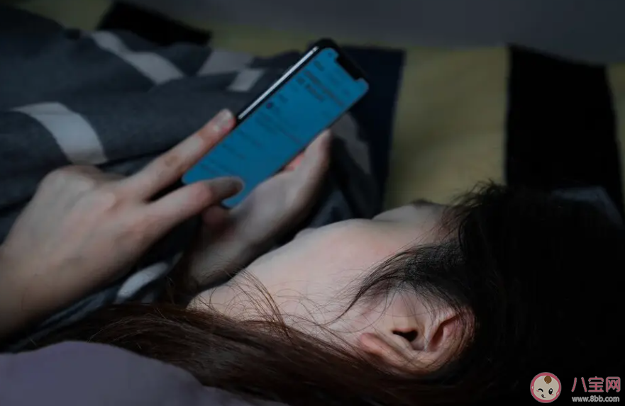睡前玩手機為什么會影響睡眠 哪些事不能睡前做