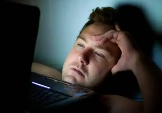 年輕人為何戒不掉報復性熬夜 不想熬夜的話如何戒掉