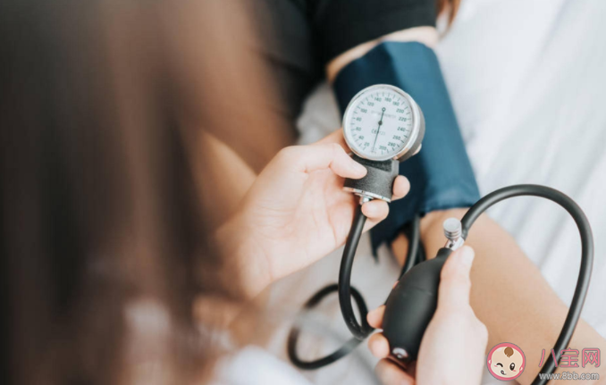 蹲下站起頭暈是貧血嗎 直立性低血壓怎么緩解預防 蹲下站起頭暈是貧血嗎 直立性低血壓怎么緩解預防