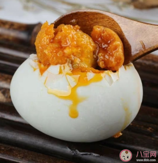 咸鴨蛋有營養嗎 吃咸鴨蛋要注意什么 咸鴨蛋有營養嗎 吃咸鴨蛋要注意什么