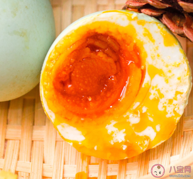 咸鴨蛋有營養嗎 吃咸鴨蛋要注意什么 咸鴨蛋有營養嗎 吃咸鴨蛋要注意什么