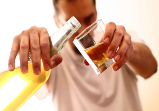 長期酗酒會陽痿嗎 長期酗酒對身體傷害有多大