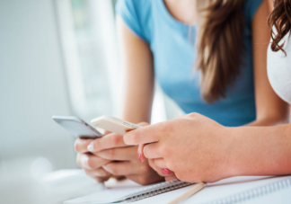 人們?yōu)槭裁磳ω撁嫘畔⒏信d趣 如何緩解負面新聞焦慮癥