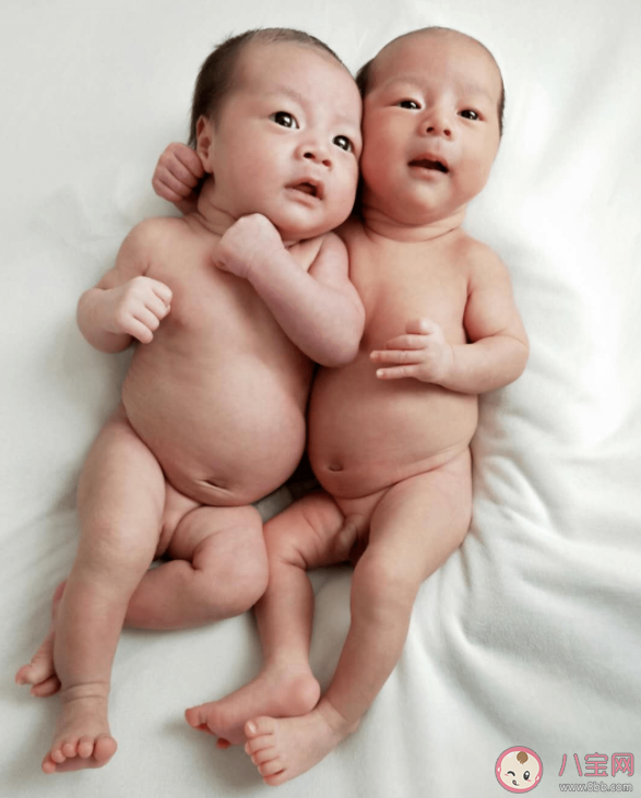 雙胞胎在媽媽肚子里是如何相處的 懷雙胞胎注意事項