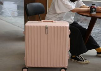 為什么大學生的行李越來越少了 大學生的行李都有些什么