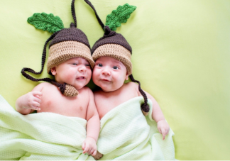 雙胞胎會(huì)在肚子里打架嗎 雙胞胎雙絨雙羊是什么意思