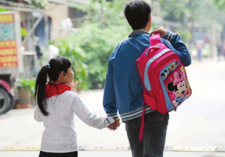家長(zhǎng)該不該替孩子背書包 為什么爭(zhēng)議這么大