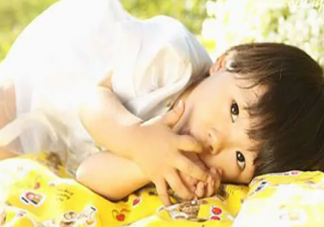 寶寶吃手是高智商的表現嗎 寶寶吃手該如何糾正