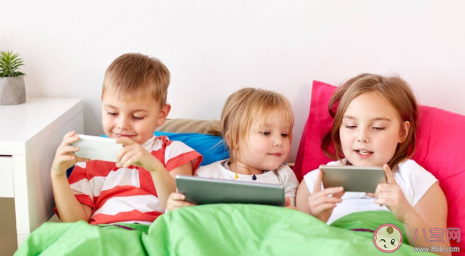 愛玩手機上網的學生是什么樣的 家長如何能讓孩子乖乖放下手機