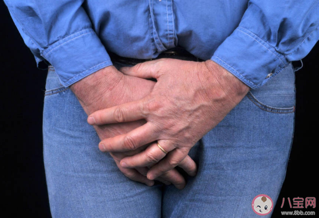 男人在馬桶里尿是該站還是該坐 坐著尿尿會不會尿不干凈 男人在馬桶里尿是該站還是該坐 坐著尿尿會不會尿不干凈