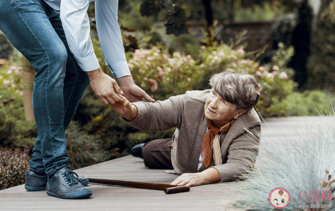 老年人摔倒容易引起哪些并發癥 預防老年人跌倒的運動 老年人摔倒容易引起哪些并發癥 預防老年人跌倒的運動