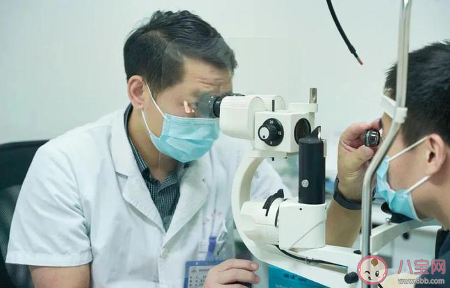 男子連續熬夜加班后眼皮無法抬起是怎么回事 動眼神經麻痹是什么疾病 男子連續熬夜加班后眼皮無法抬起是怎么回事 動眼神經麻痹是什么疾病