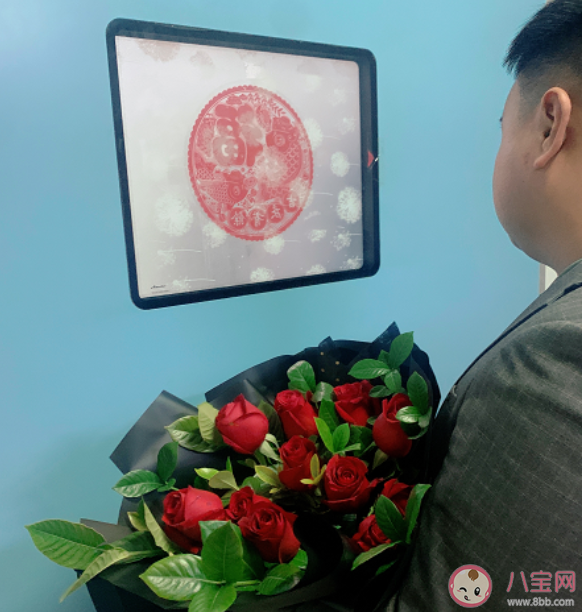 男子產房外手捧鮮花等待妻子生產 如何照顧好產婦