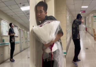 男子產(chǎn)房外手捧鮮花等待妻子生產(chǎn) 如何照顧好產(chǎn)婦