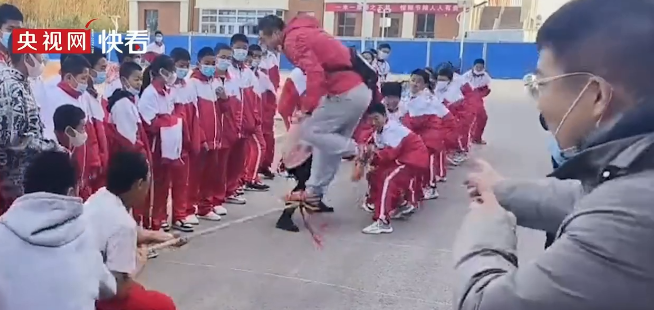 初一學生拔河比賽老師被原地彈飛 拔河時要注意些什么