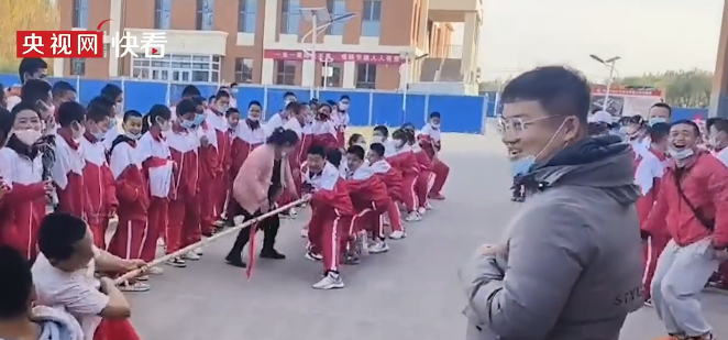 初一學生拔河比賽老師被原地彈飛 拔河時要注意些什么