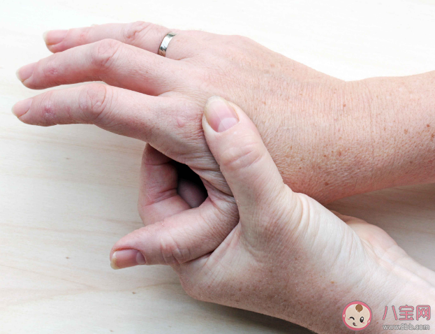 手腳發(fā)麻按摩什么穴位 怎么改善身體發(fā)麻的情況