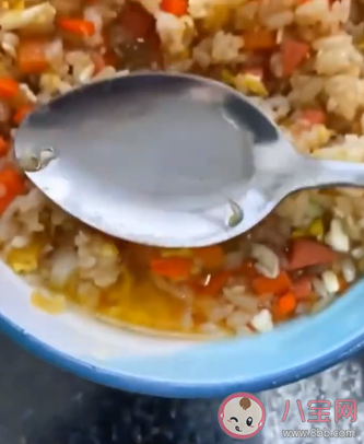 女生為男友做蛋炒飯半碗都是油 蛋炒飯怎么做好吃