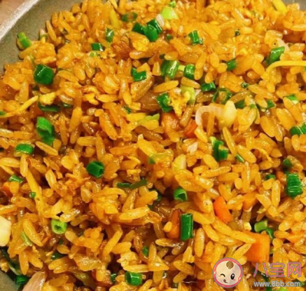 女生為男友做蛋炒飯半碗都是油 蛋炒飯怎么做好吃