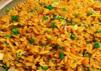 女生為男友做蛋炒飯半碗都是油 蛋炒飯怎么做好吃