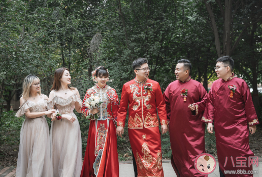 新娘坐婚車內臨出發時仍在談生意 怎么看待結婚當天還很忙