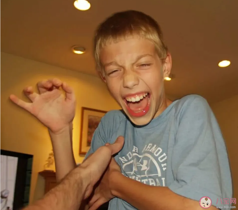 為什么撓自己癢癢不會癢別人反應就很大 撓癢癢會導致人死亡嗎 為什么撓自己癢癢不會癢別人反應就很大 撓癢癢會導致人死亡嗎