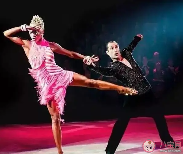 就給我炙熱的吻瞄準(zhǔn)我柔軟的唇是什么歌 《午夜恰恰》完整版歌詞在線聽歌